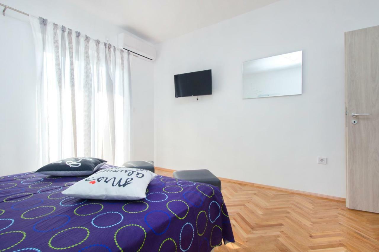 Milena Villa *