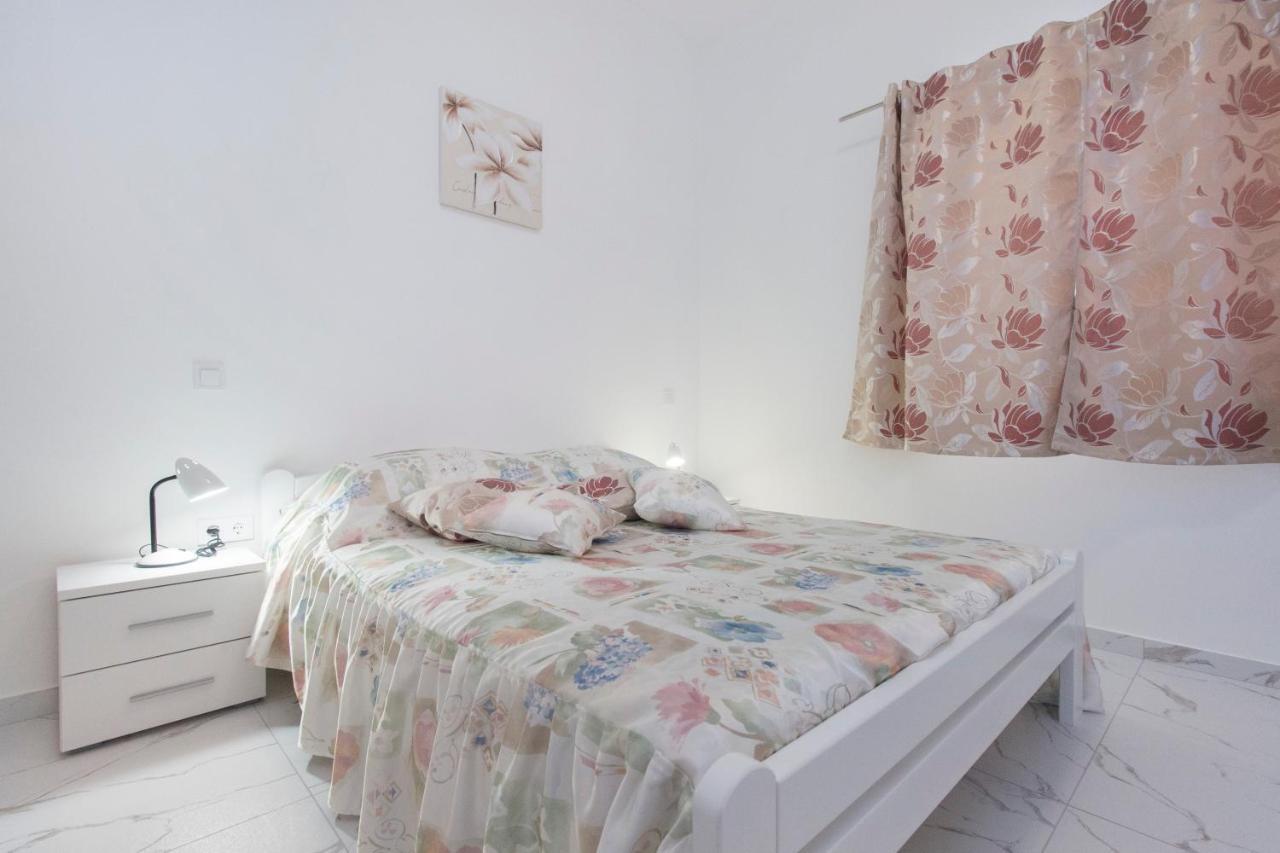 Milena * Brodarica (Sibenik-Knin)